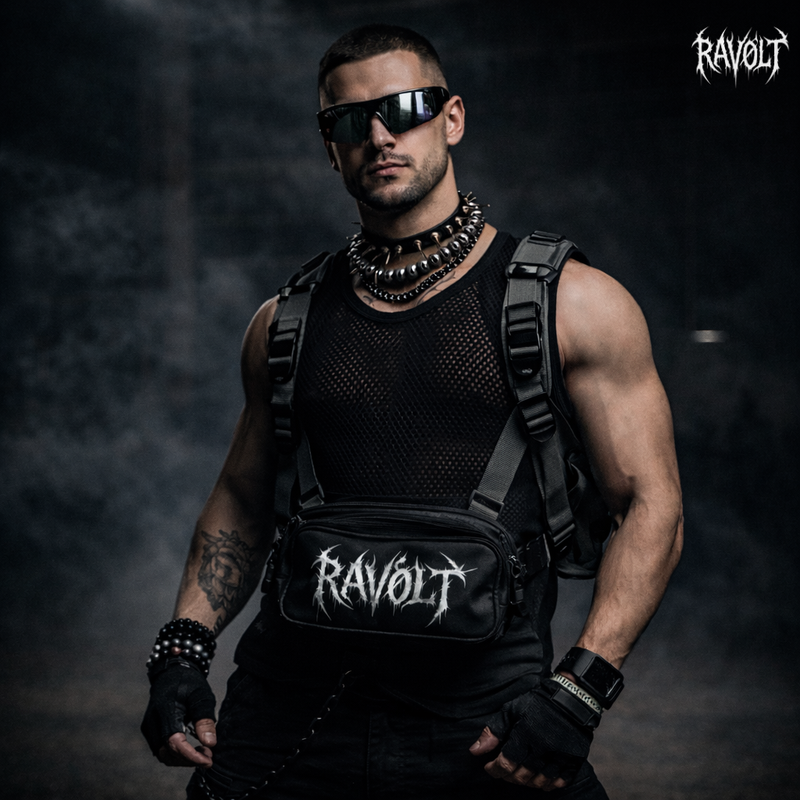 Mannequin homme portant une tenue RAVØLT au style rave underground, sacoche noire avec logo RAVØLT, ambiance sombre et industrielle.