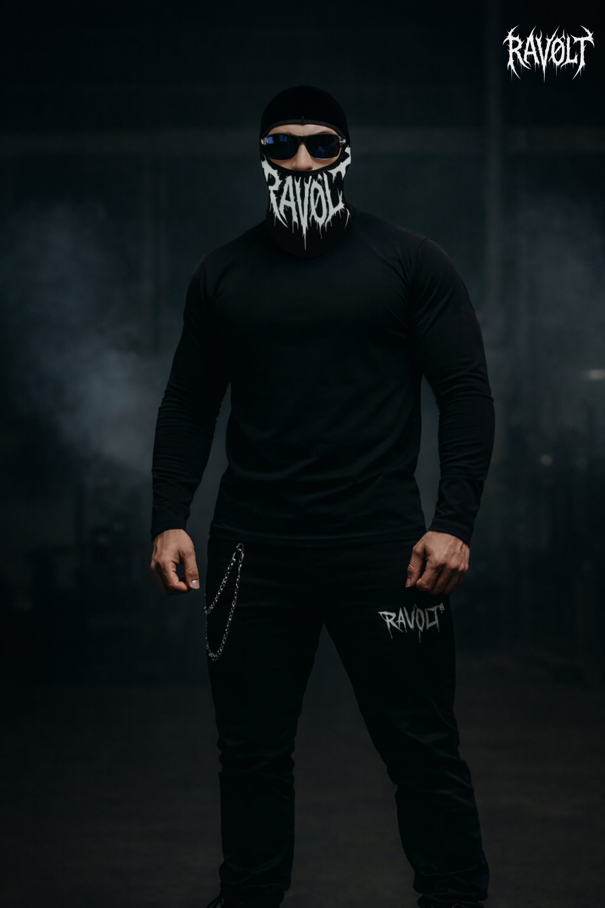 Cagoule noire RAVØLT portée par mannequin homme, vue de face avec logo visible