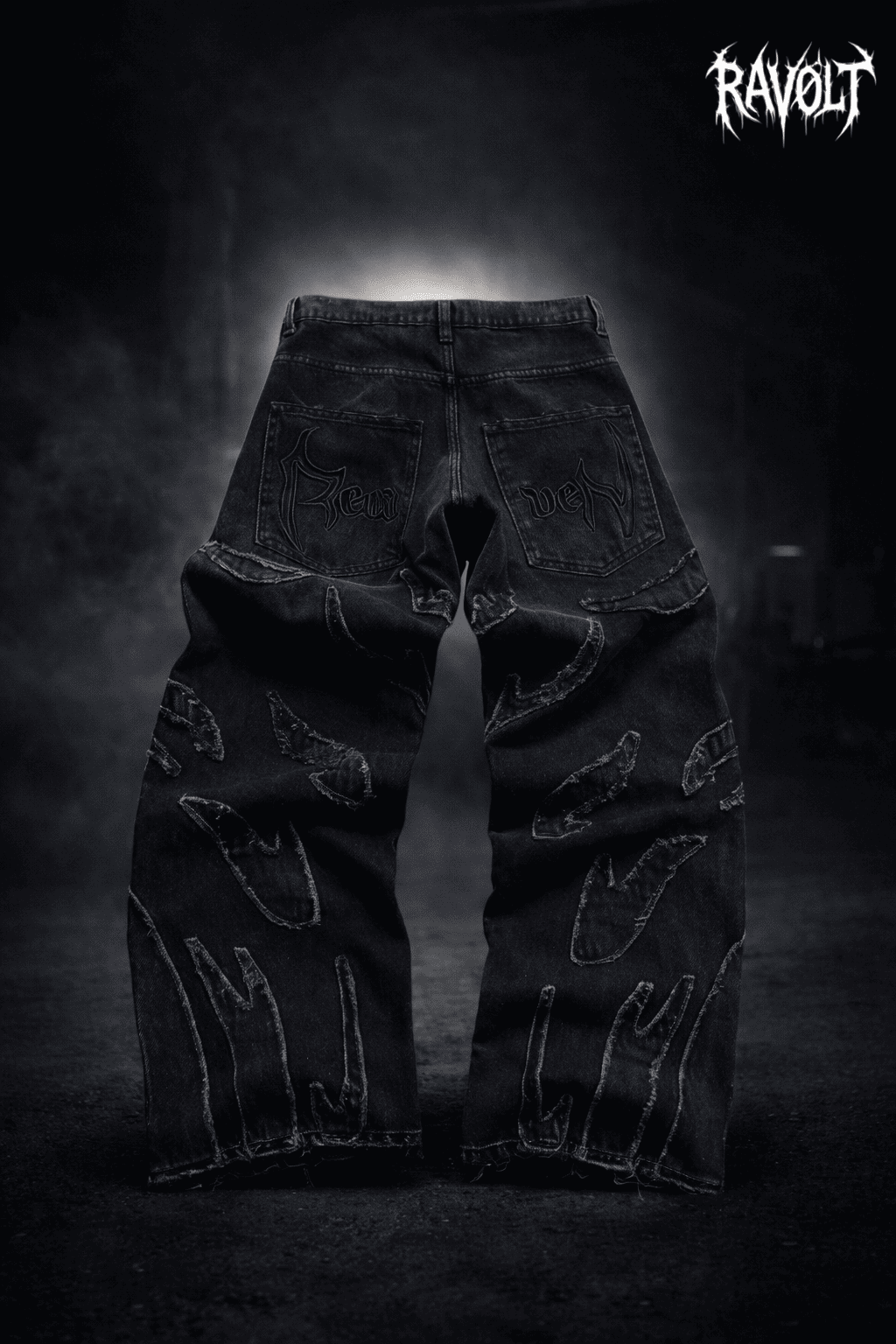 Jean baggy noir RAVØLT avec design flames distressed au dos, style streetwear underground et coupe oversized