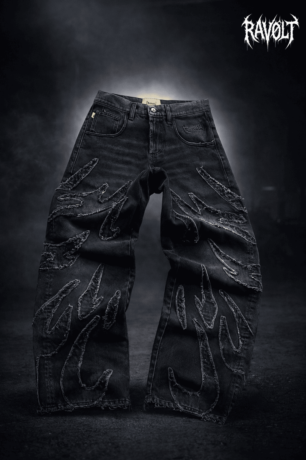 Jean baggy noir RAVØLT avec design flames distressed à l’avant, style streetwear oversized et look underground