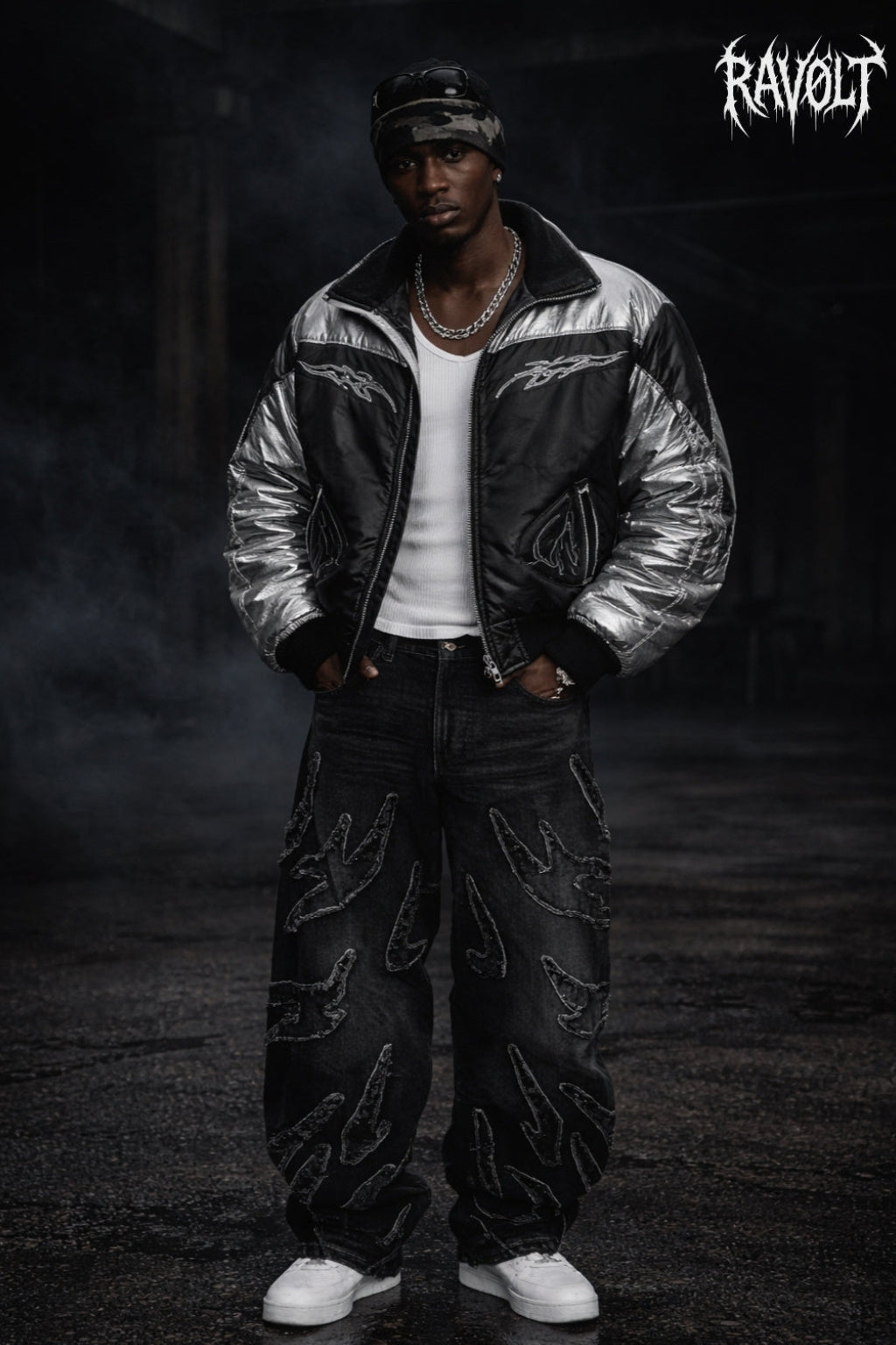 Homme portant un jean baggy noir RAVØLT avec motif flames, tenue streetwear techno et look oversized urbain