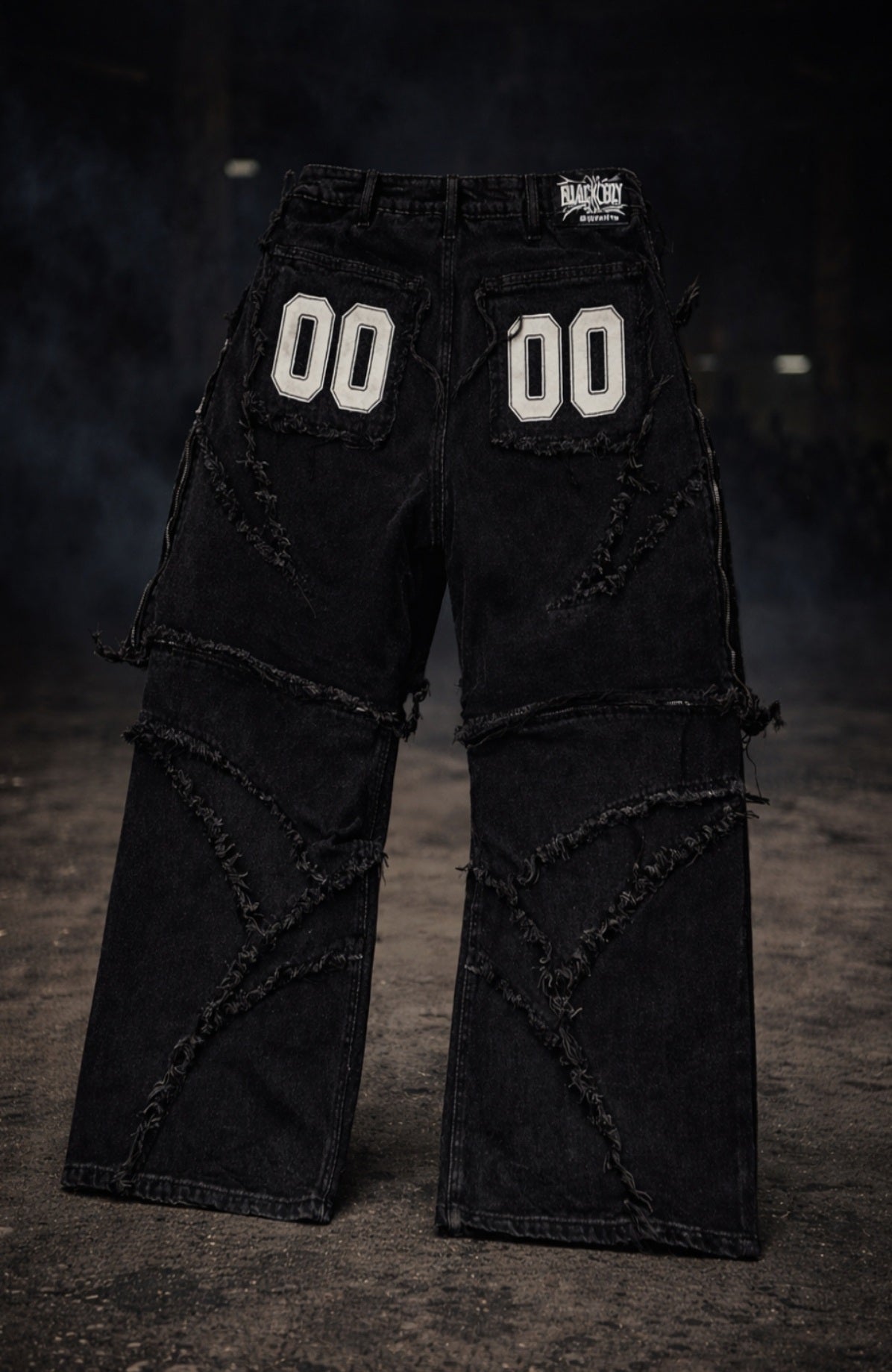 Vue arrière du jean modulaire noir 2 en 1 style streetwear Y2K avec détails patchwork –