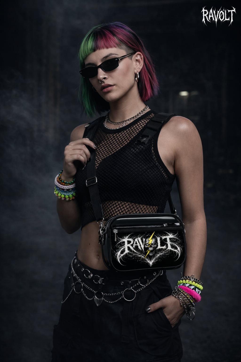 Sacoche noire RAVØLT portée par mannequin femme, vue de face avec logo visible