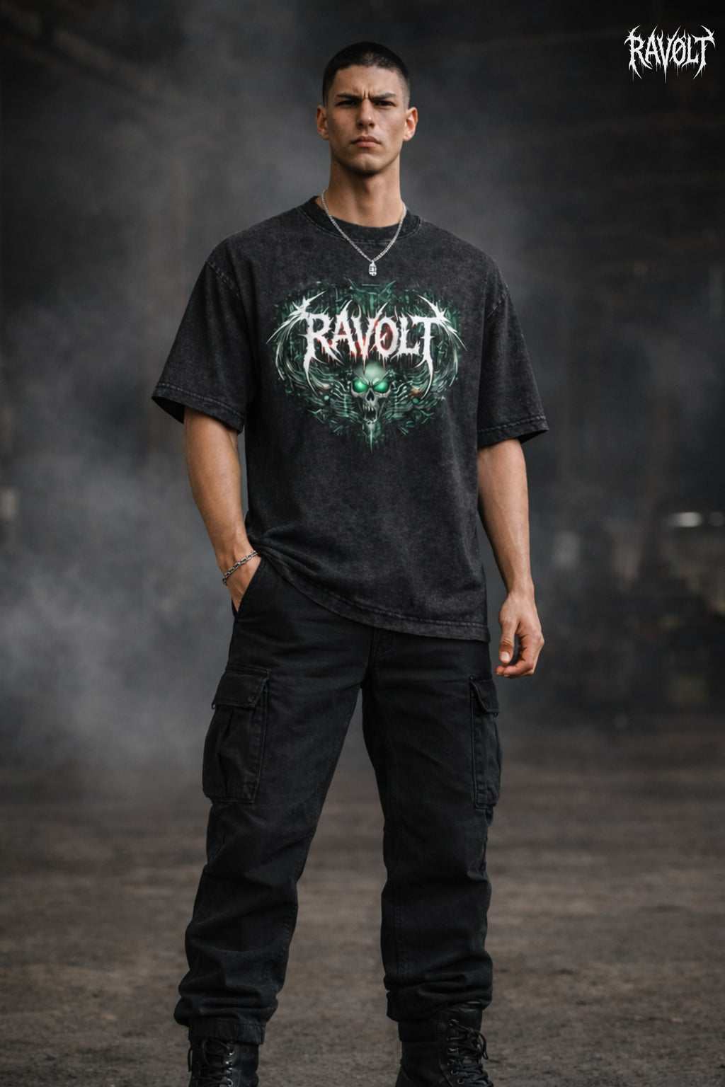 T-shirt noir RAVØLT avec logo vert porté par mannequin homme, vue de face