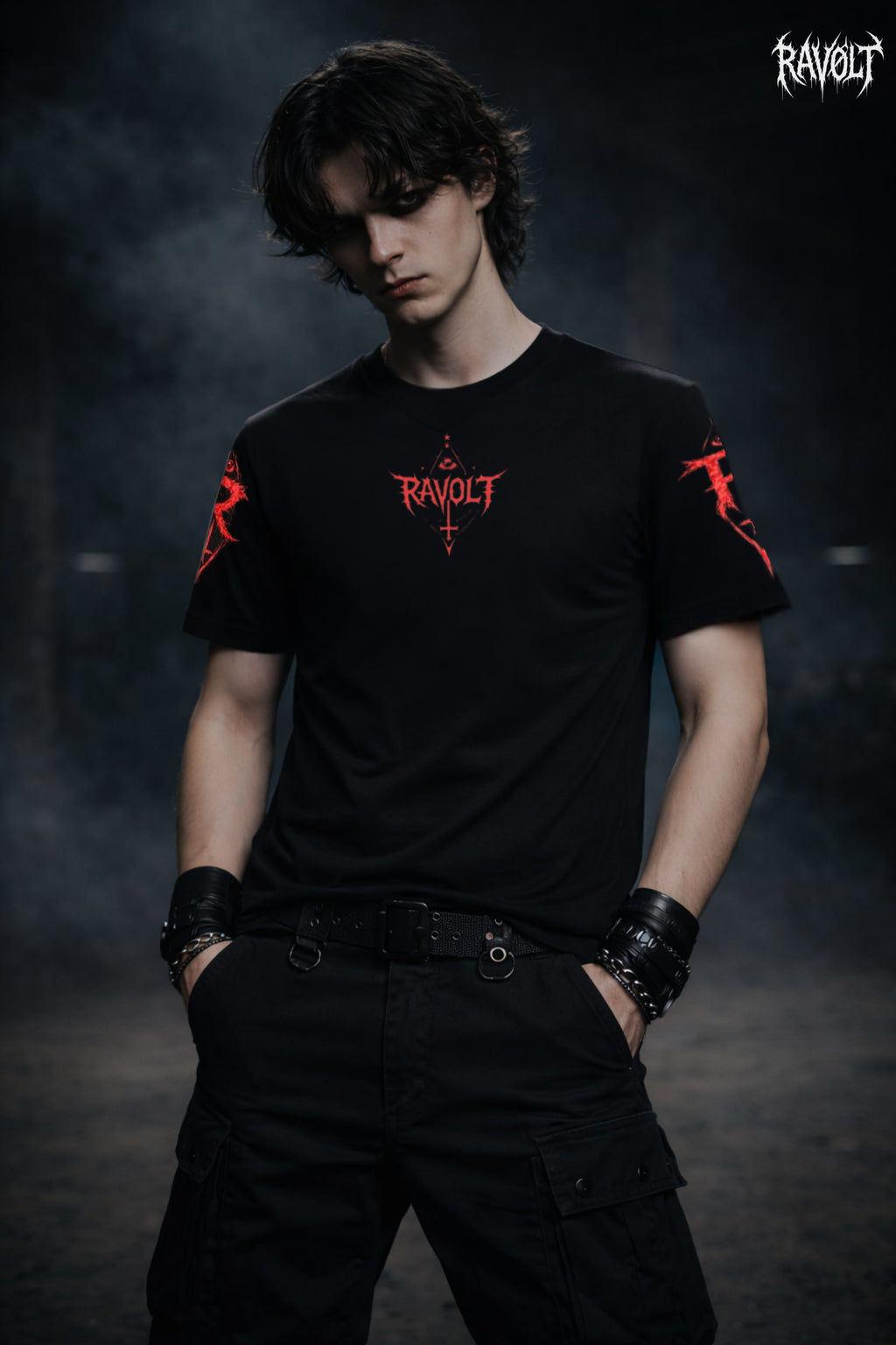 T-shirt noir RAVØLT avec logo rouge, porté par un modèle homme, style streetwear et rave underground