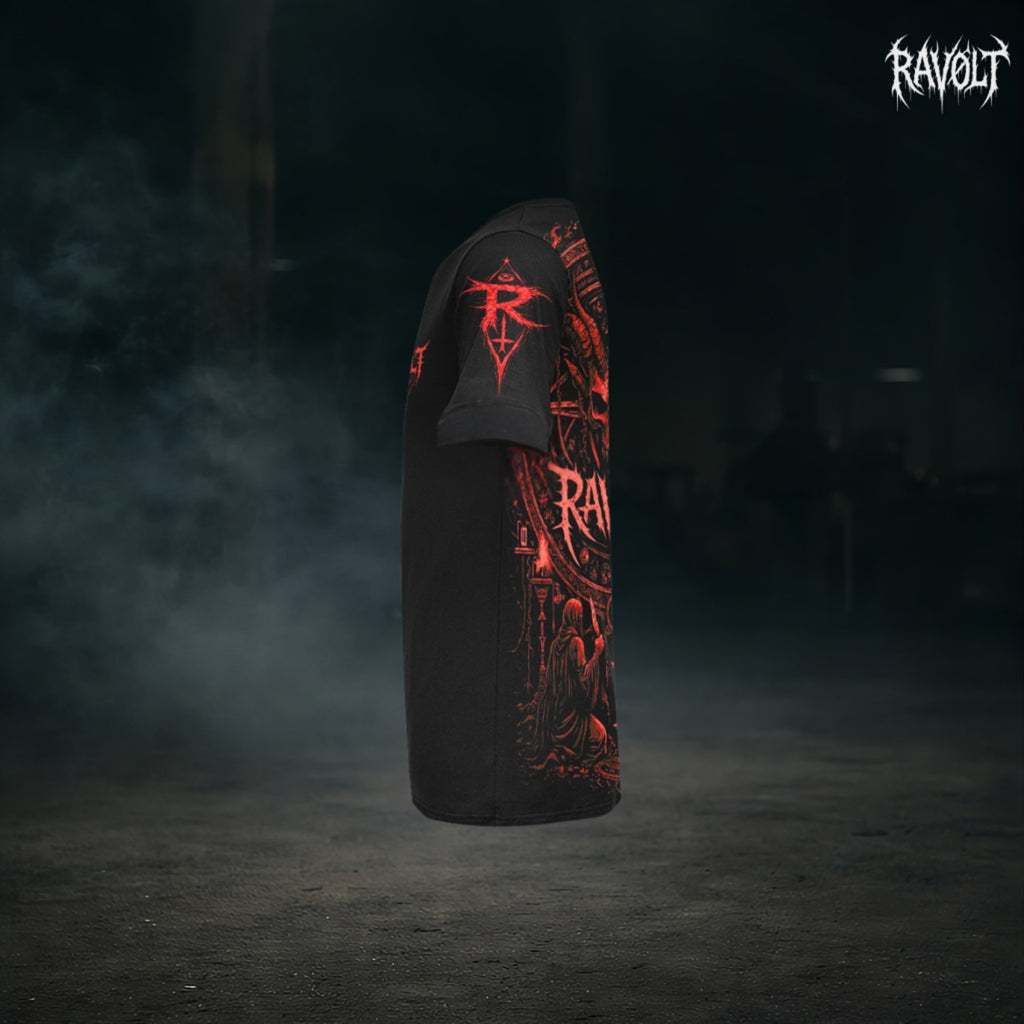 Vue de profil du t-shirt noir RAVØLT avec illustration rouge, style streetwear et rave underground