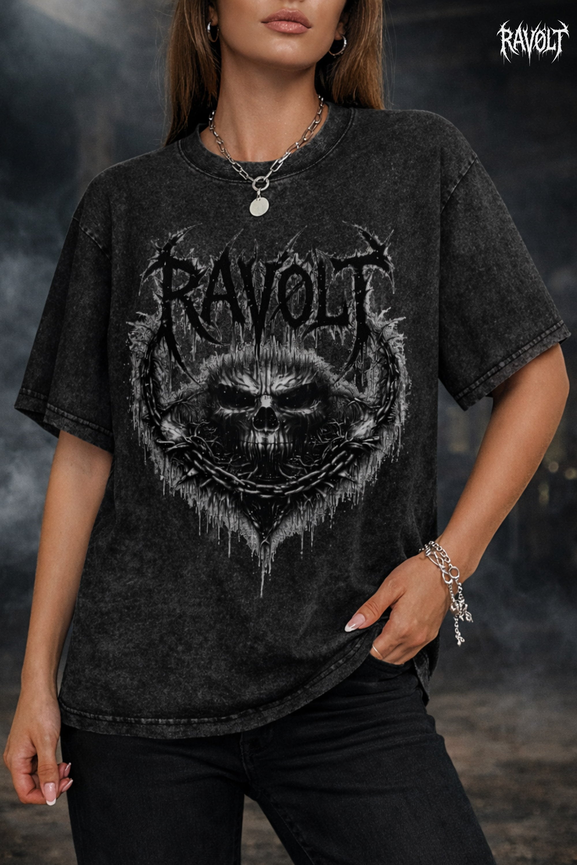 T-shirt noir RAVØLT avec motif skull porté par mannequin femme, vue de face
