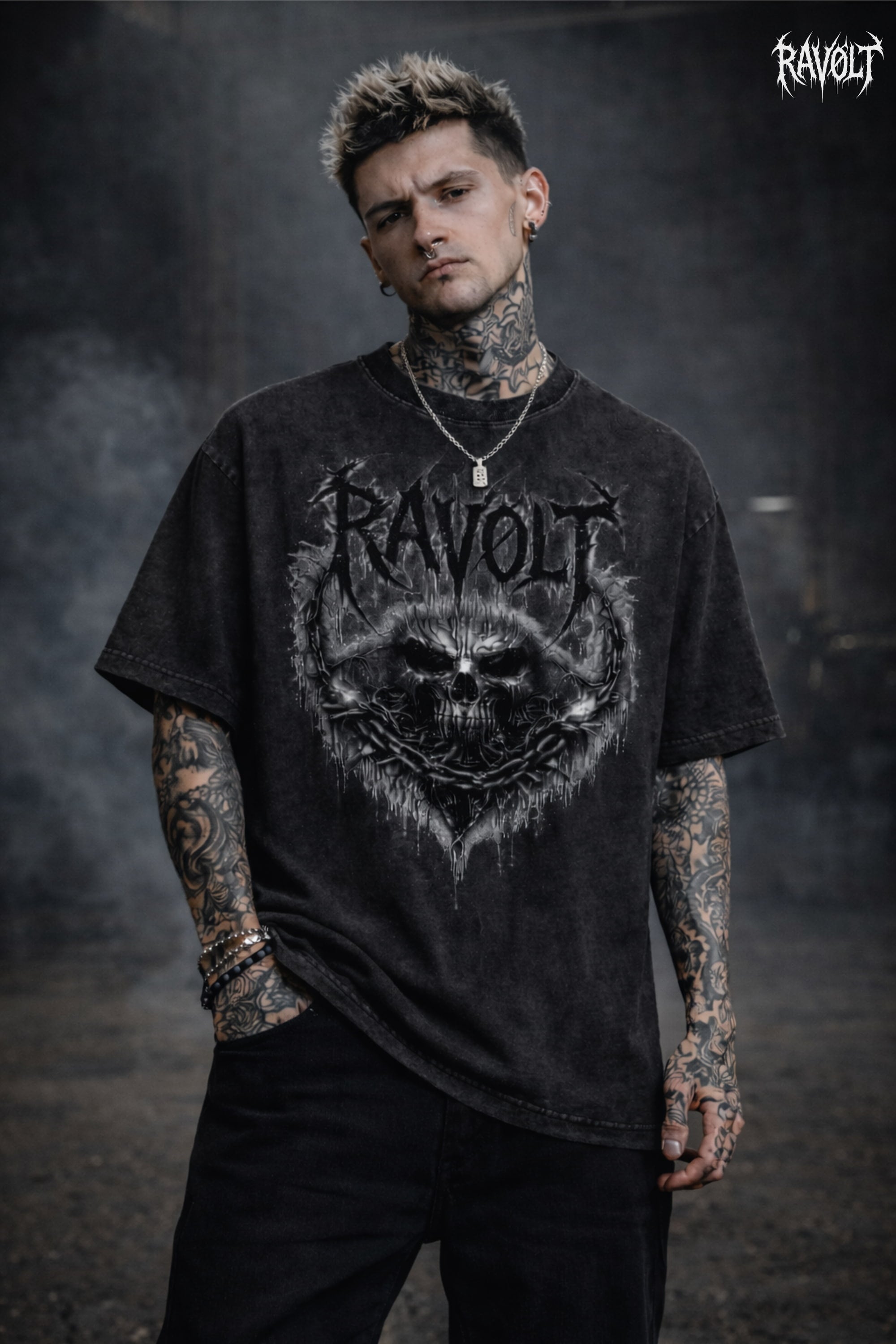 T-shirt noir RAVØLT avec motif skull porté par mannequin tatoué, vue de face
